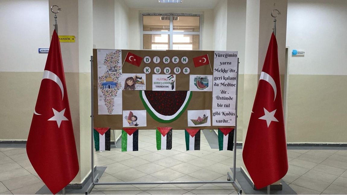 Okulumuz öğrencileri Filistin'de yaşanan insan hakları ihlallerine dikkat çekmek için farkındalık etkinlikleri düzenledi. 
