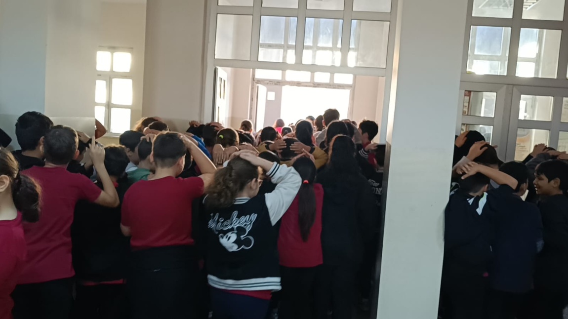 'AFETLER VE DAYANIKLILIK AYI' ETKİNLİKLERİ KAPSAMINDA OKULUMUZDA AFET FARKINDALIĞI TATBİKATI YAPTIK